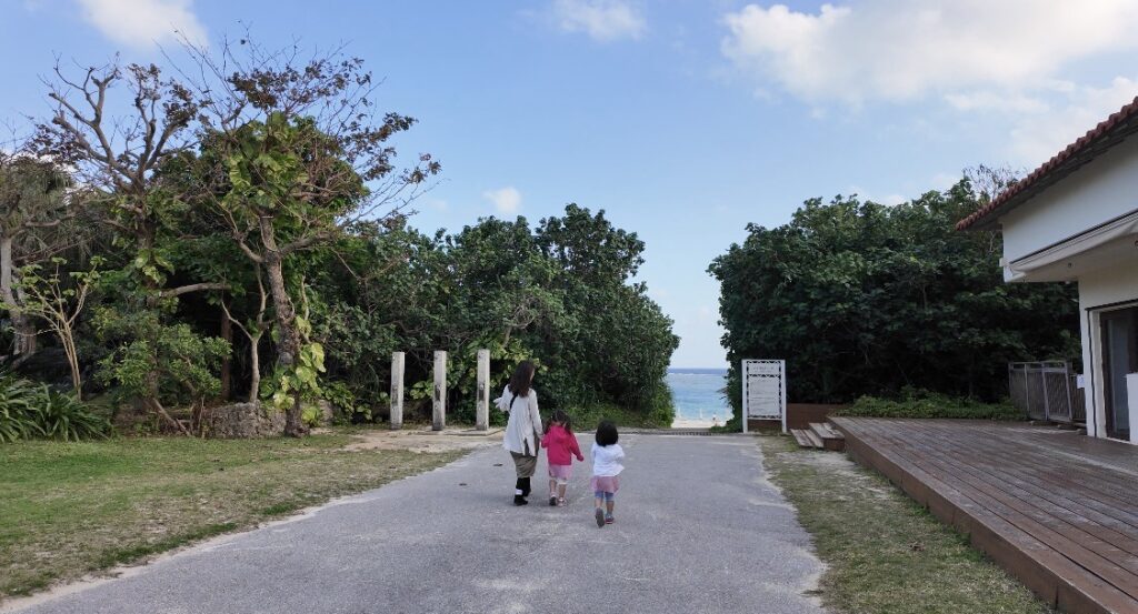 ANAインターコンチネンタル石垣リゾートのマエサトビーチを散策する様子