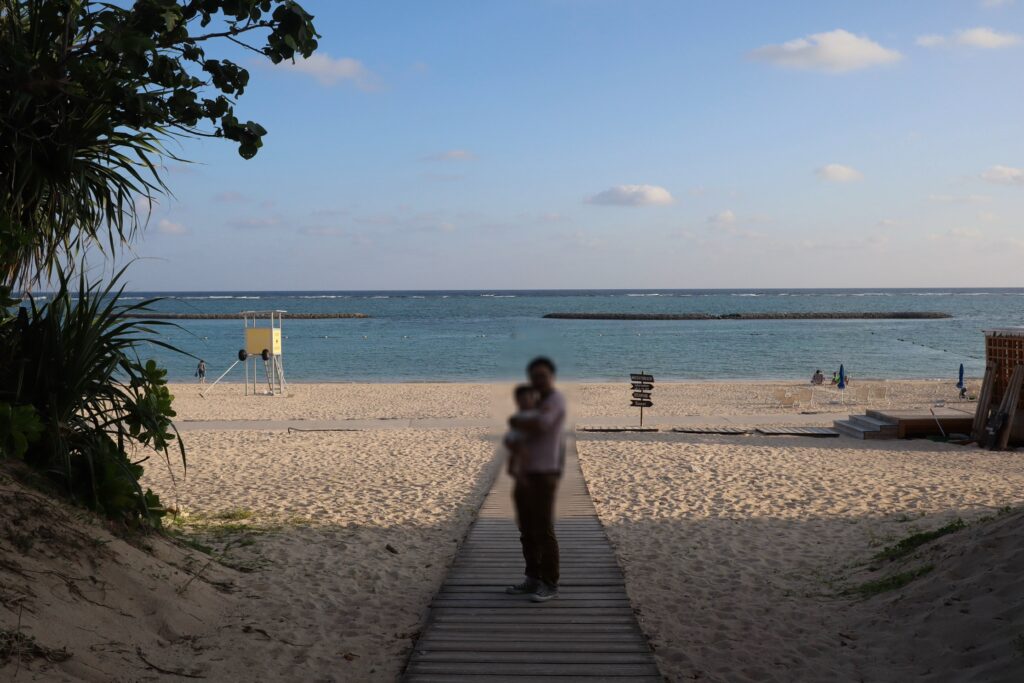 ANAインターコンチネンタル石垣リゾートのマエサトビーチを散策する様子