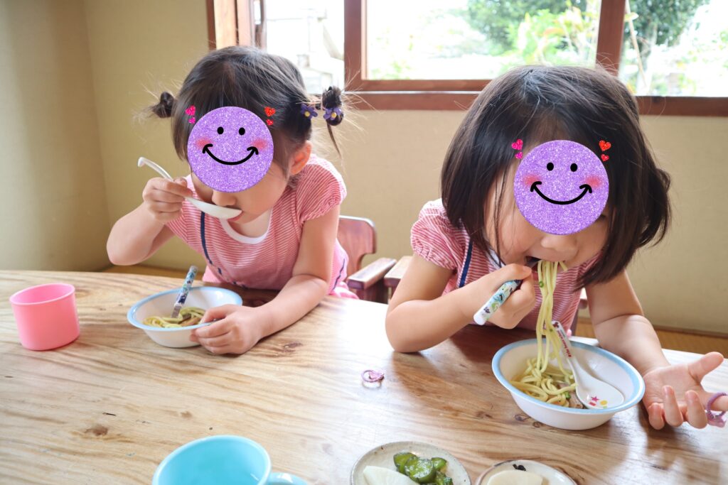石垣島にある来夏世の八重山そばを食べる子どもの様子