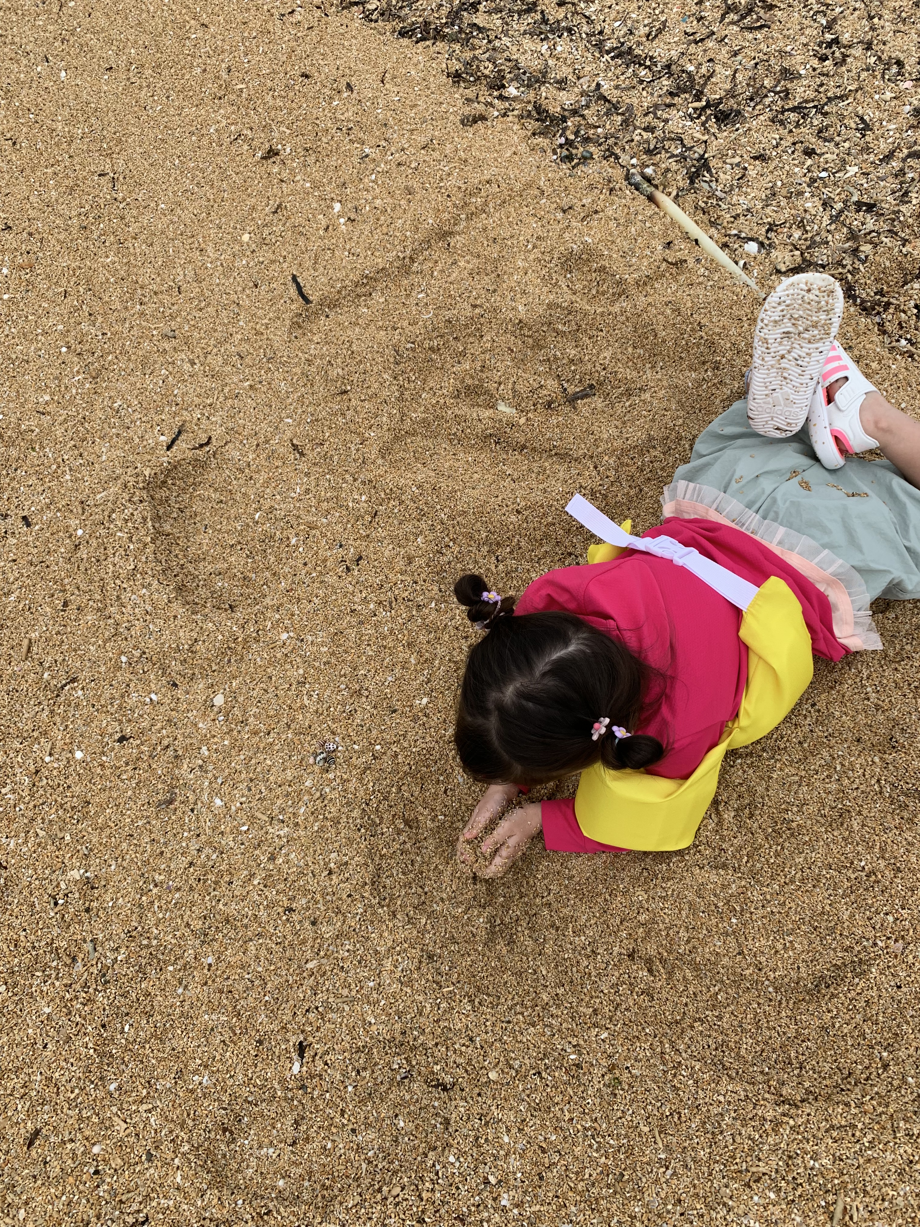 小浜島ではいむるぶし宿泊中に未就学児とSUP体験途中砂遊びしている様子