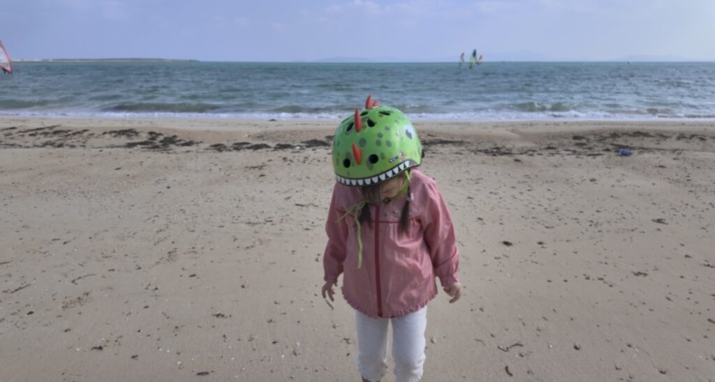 小浜島のトゥマールビーチで遊ぶ未就学児