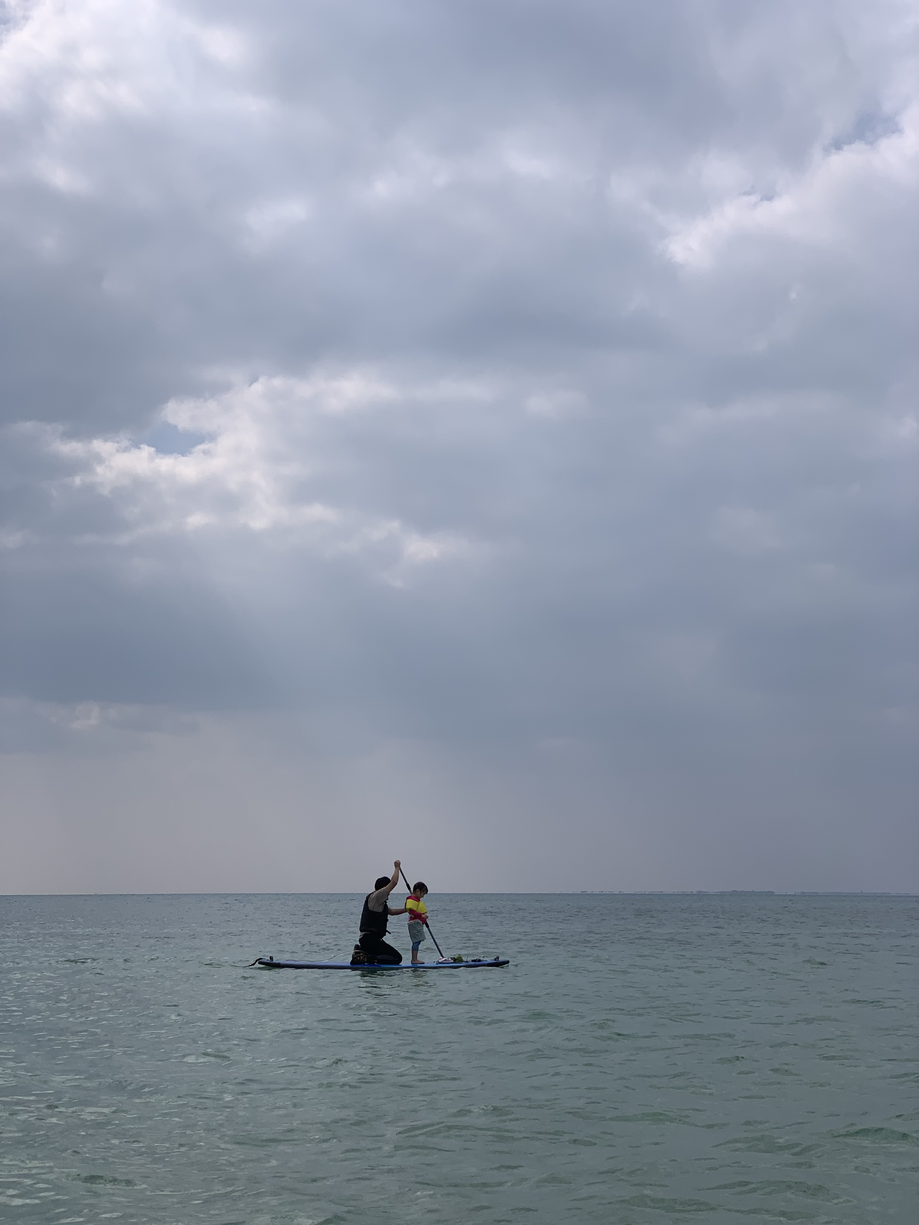 小浜島ではいむるぶし宿泊中に未就学児とSUP体験をしている様子