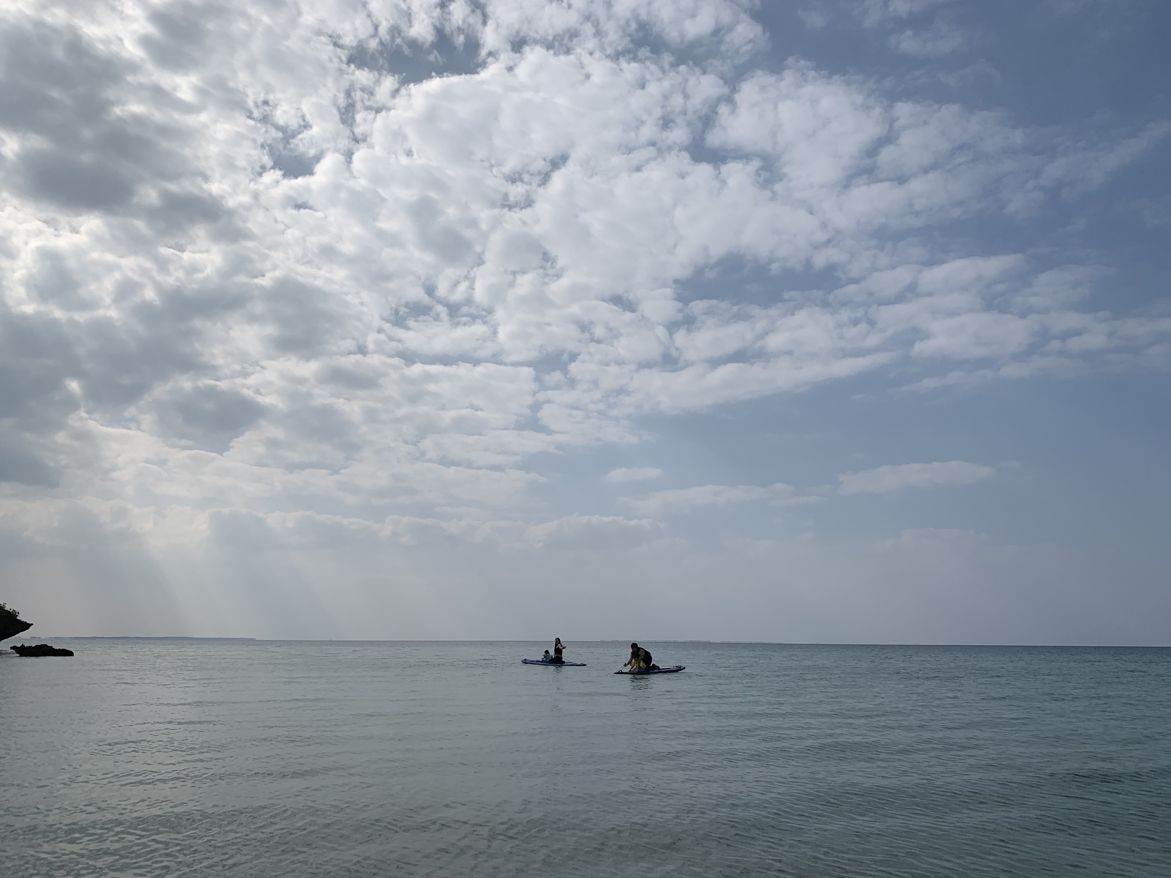 小浜島ではいむるぶし宿泊中に子どもとSUP体験している様子