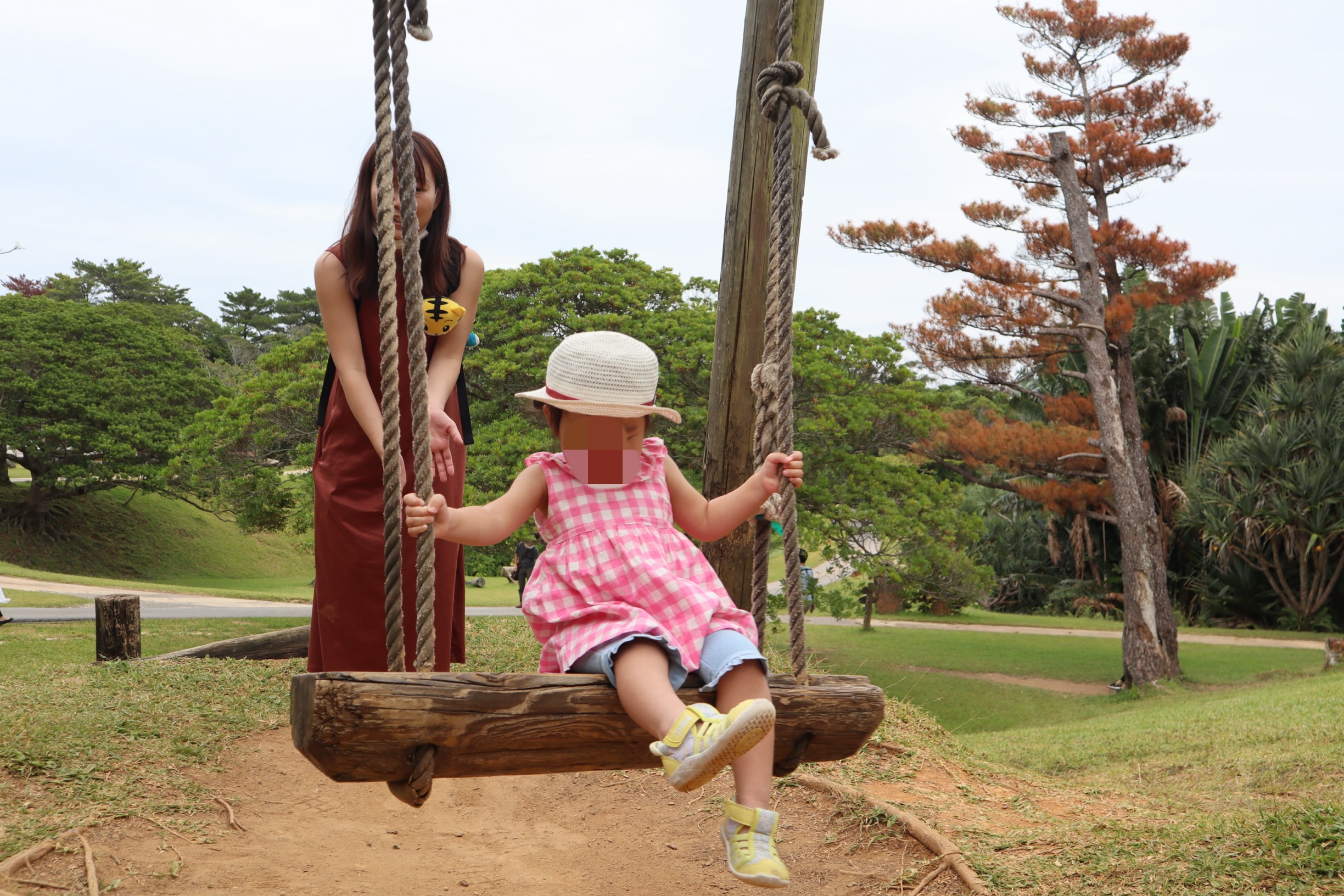 沖縄県にあるビオスの丘で特大ブランコを楽しむ子どもの様子