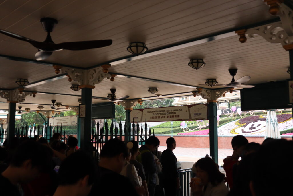 香港ディズニーランド開園待ちの様子
