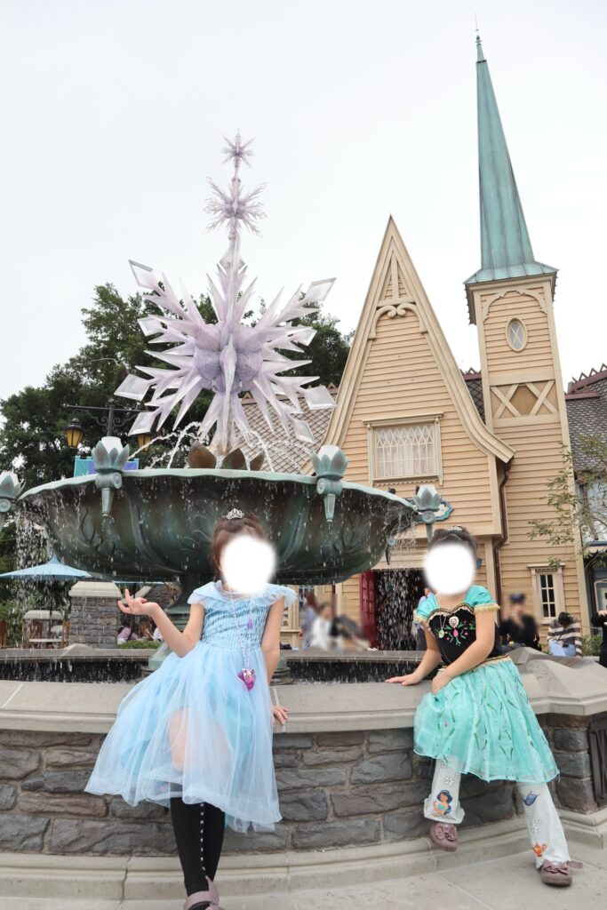 香港ディズニーランドのワールドオブフローズン噴水前