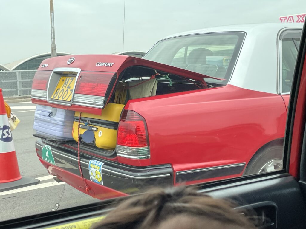 香港のタクシーは荷物いっぱいでも乗せてくれました