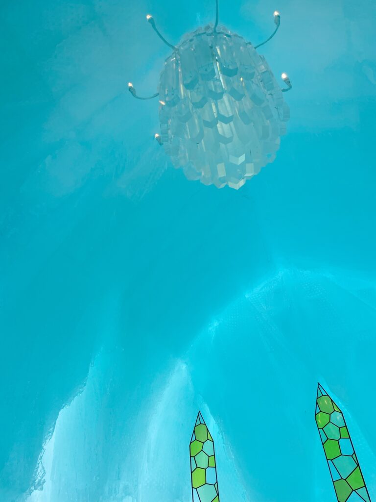 支笏湖氷濤まつりのアイスシャンデリア