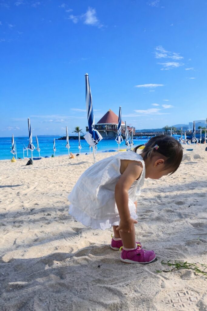 ルネッサンスリゾートオキナワのビーチで砂遊びをする子どもの様子