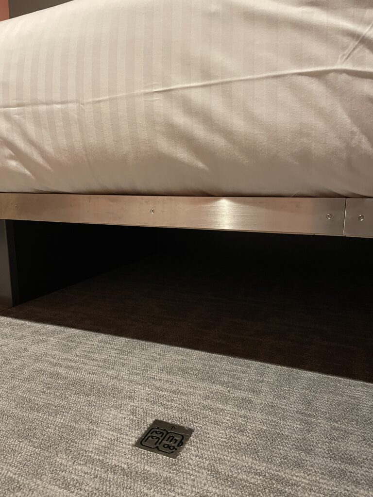 OMO7旭川のベッド下収納スペース