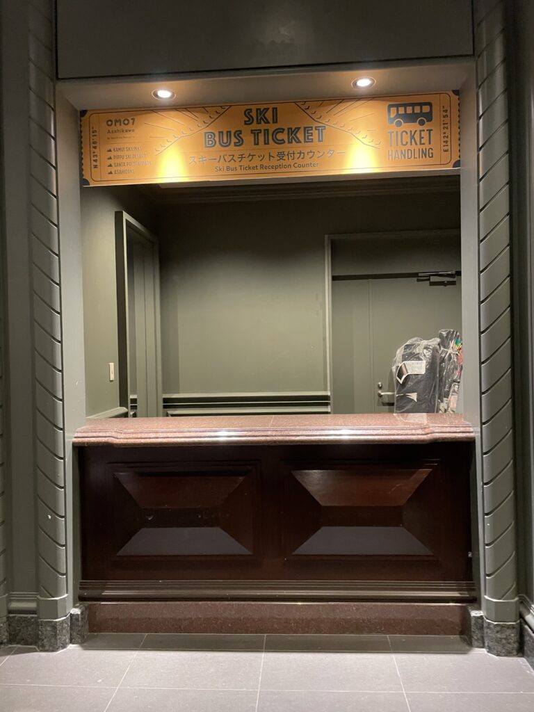 OMO7旭川のスキーバスチケット受付カウンター